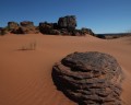 La sabbia circonda le rocce del deserto