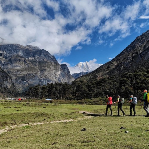 Si cammina ammirando lo Shiva Dara, luogo di pellegrinaggio induista