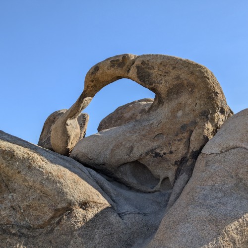 Le rocce lavorate da ghiaccio, acqua e vento delle Alabama Hills