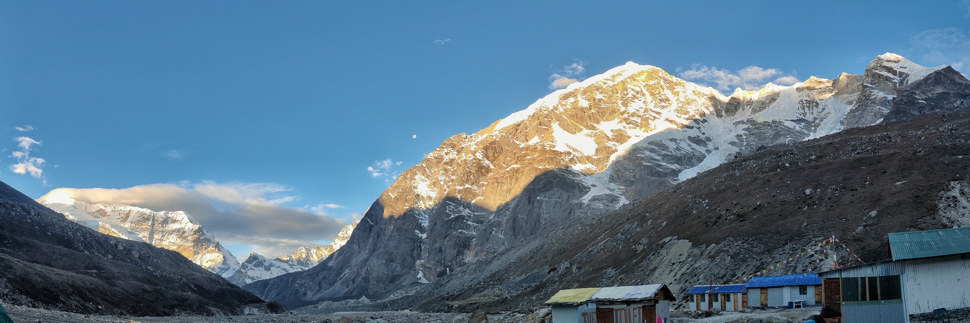 Alba al Makalu Base Camp con vista verso le cime a sud