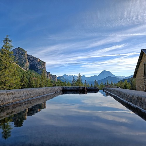 riflessi sulla fontana di Malga Pramper