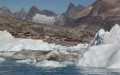 il villaggio di Tinitequilaq appare improvvisamente tra gli icebergs